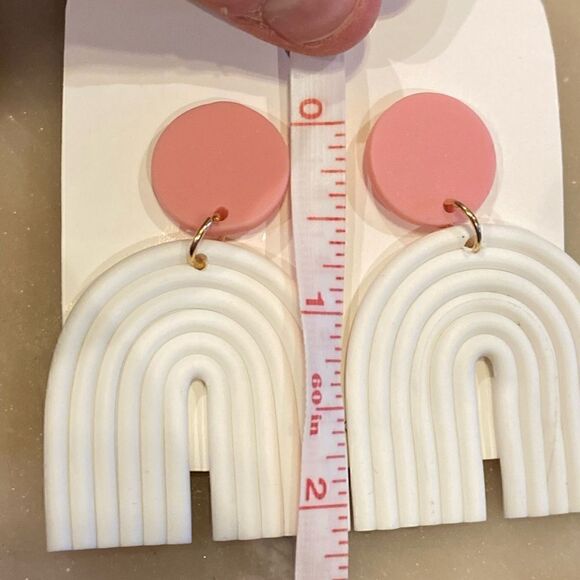 Minimalist Monochromatic pink, and white arch earrings - Picture 2 of 3